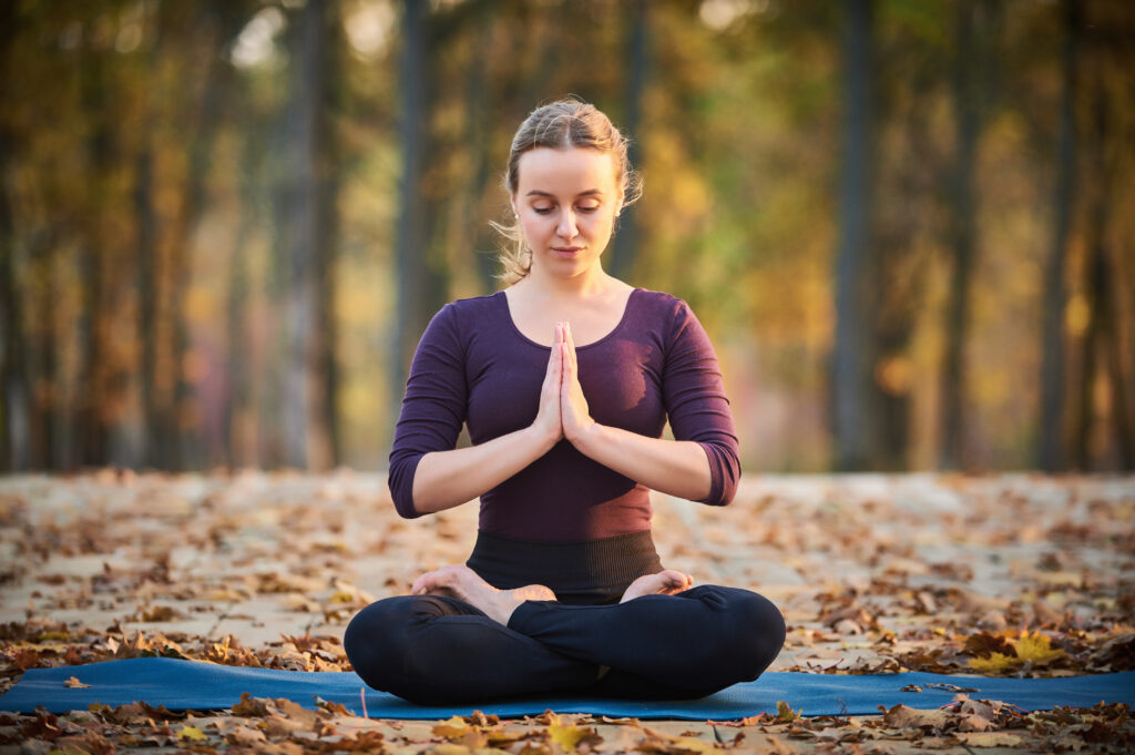 beautiful young woman meditates in yoga asana 2022 12 16 15 02 46 utc 瑜珈身體變化, 瑜珈對身體的好處, 瑜珈對心靈的好處, 瑜珈好處, 瑜珈對身心的好處, 瑜珈的好處