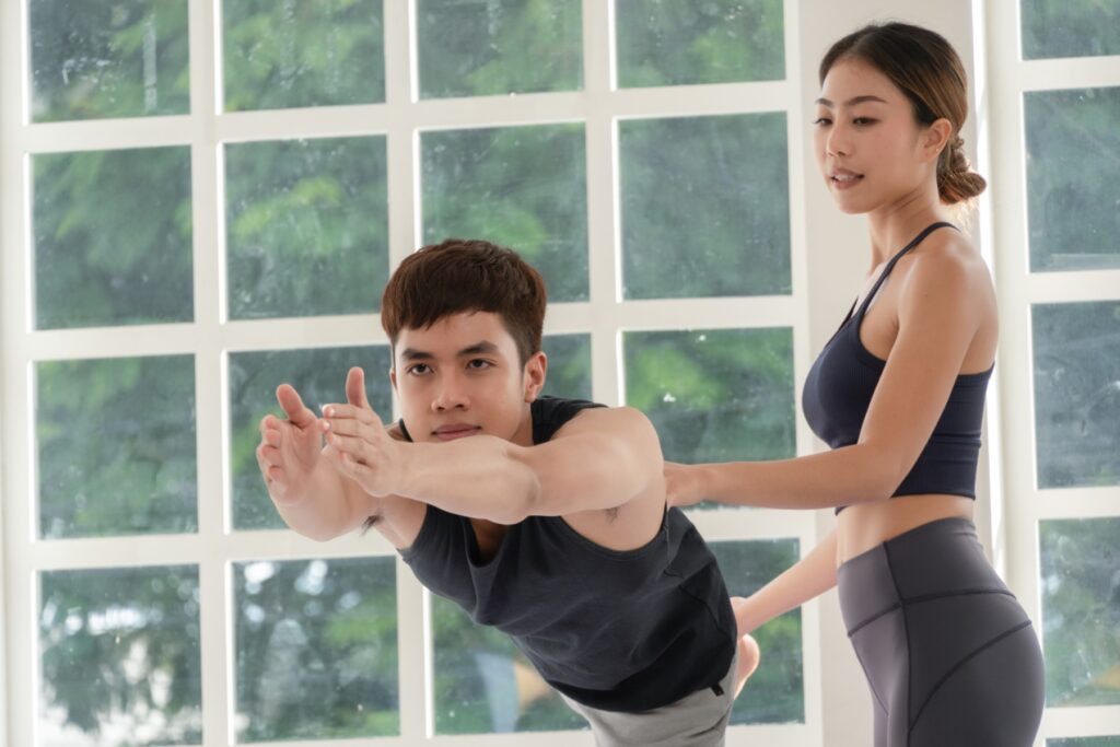 asian female instructor teaching yoga to student i 2025 03 09 09 02 23 utc 瑜珈教學,瑜珈口令,瑜珈老師,瑜珈課堂