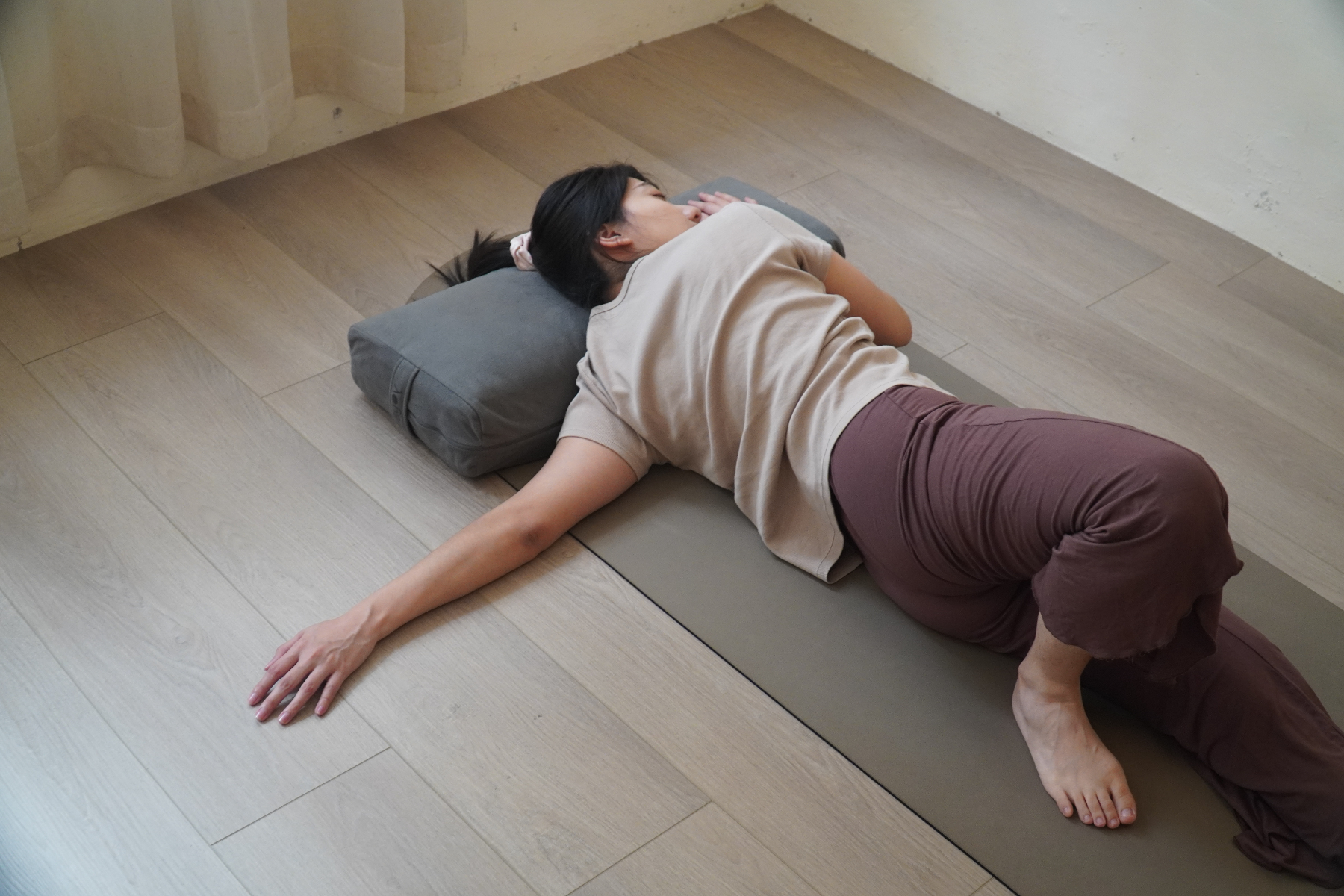 FotoJet 2025 10 06T163856.975 陰瑜珈,肩頸酸痛,辦公室瑜珈