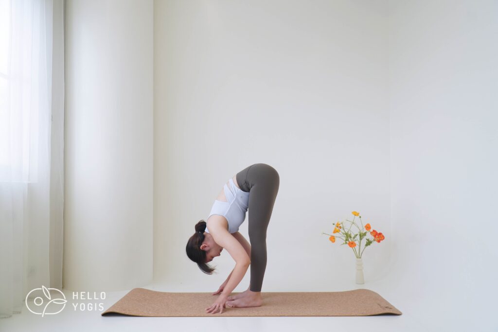Standing Forward Bend 瑜珈疼痛,下犬式手腕痛,瑜珈受傷,低弓步膝蓋痛,眼鏡蛇式腰痛,前彎下背痛