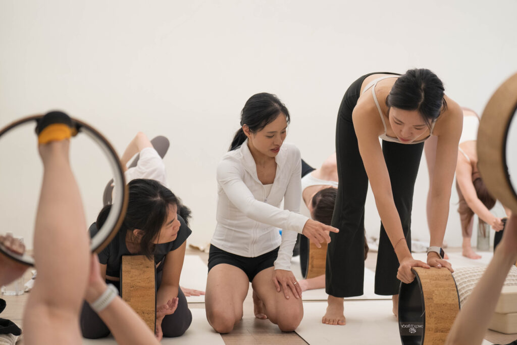 FotoJet 2025 11 25T152029.879 瑜珈老師,資深瑜珈老師,香港瑜珈老師,Samantha Sin