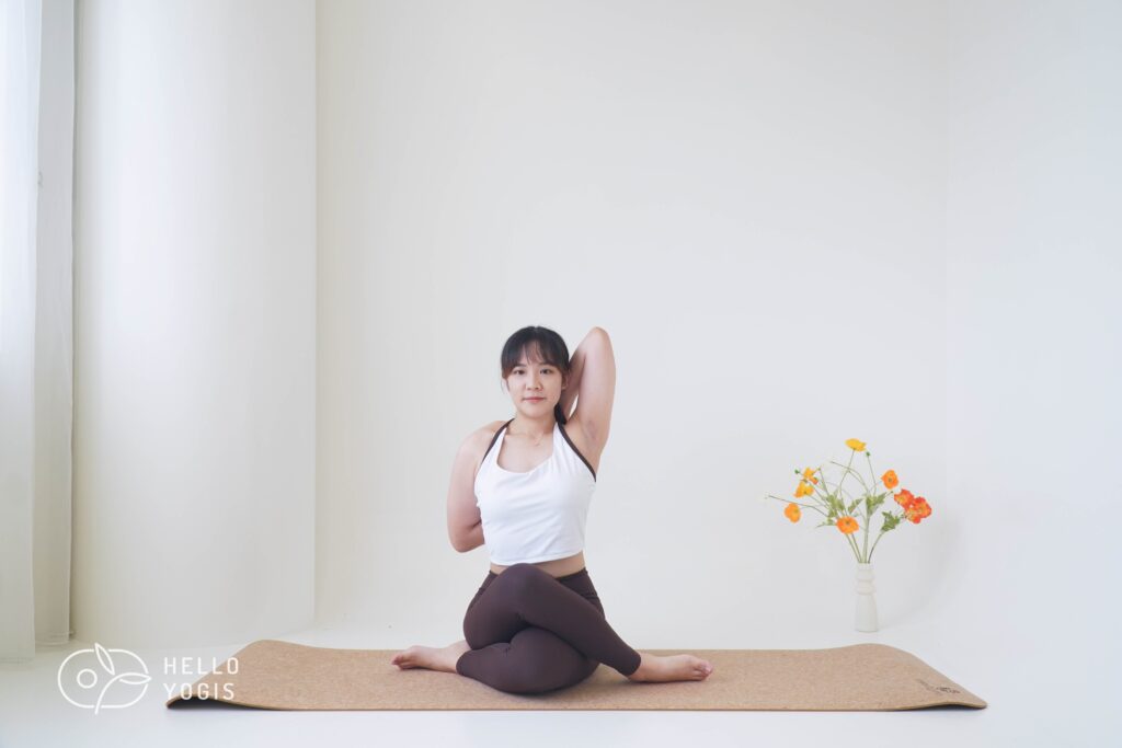 Cow Face Pose 肩膀活動度,肩膀靈活,肩膀瑜珈,下犬式,肩膀伸展