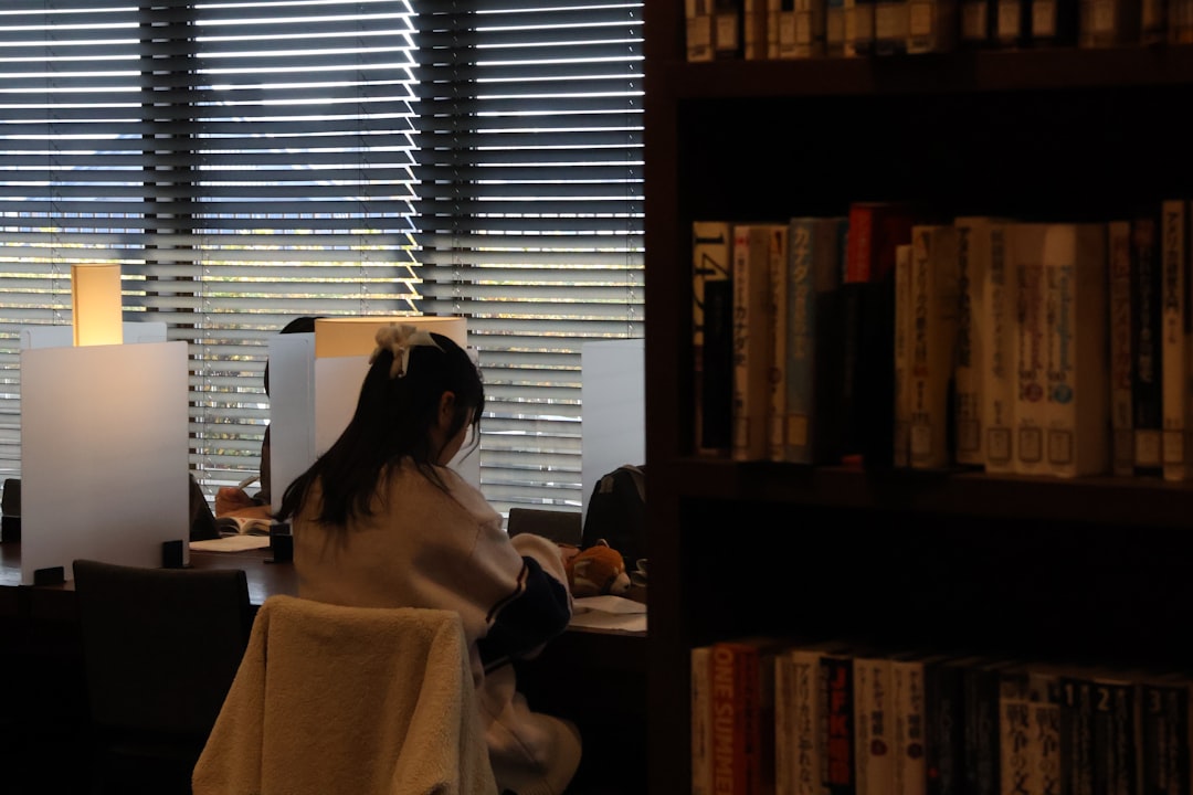 photo 1735217802509 08c31dcb63e5 陰瑜珈,肩頸酸痛,辦公室瑜珈