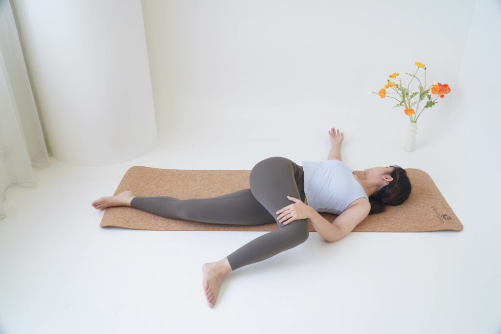Reclined Spinal Twist 經前症候群,經前瑜珈,經期瑜珈,月經瑜珈,PMS